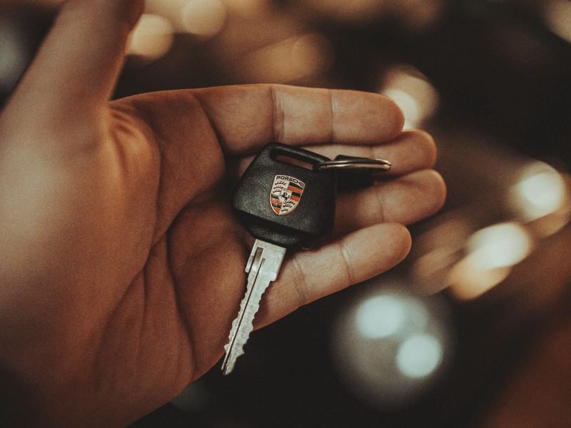 porsche_keys_hand_183561_2560x1440